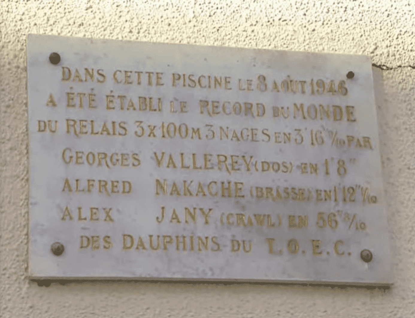 Plaque commémorant le record du monde de relais 3x100m 3 nages avec Georges Vallerey, Alfred Nakache et Alex Jany.