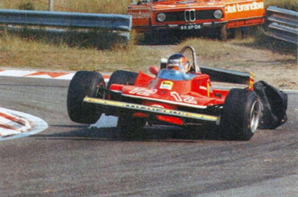 Giles Villeneuve avec deux roues de F1 arrachées sur le circuit de Zandvoort