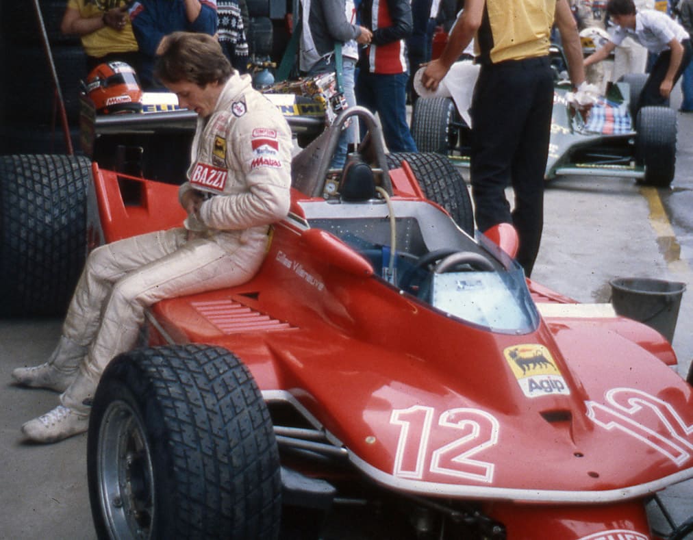Gilles Villeneuve assis sur sa Formule 1 aux stands
