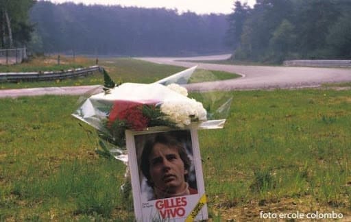 Bouquet de fleurs placé au pied de l'endroit où à eu lieu l'accident de Villeneuve à Zolder