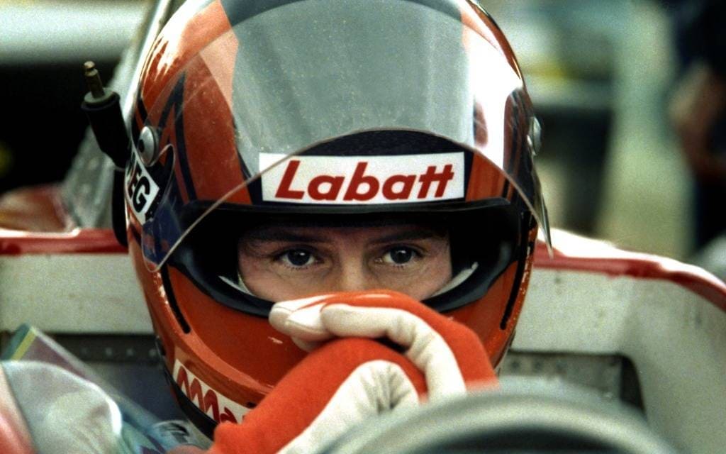 Regard concentré de Gilles Villeneuve au volant de sa Formule 1 F1