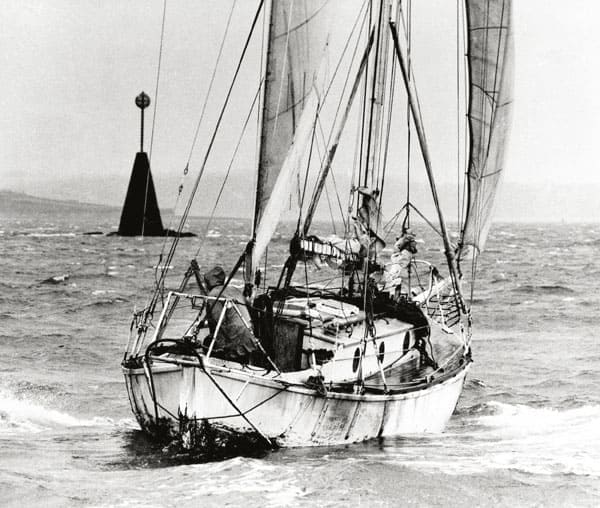 Robin Knox-Johnston franchissant la ligne d'arrivée du Golden Globe Challenge