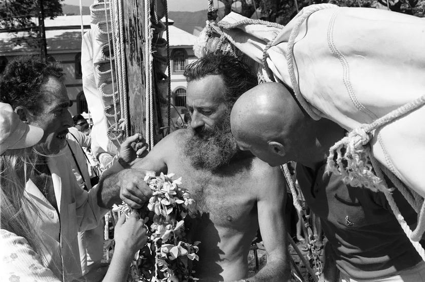 Arrivée de Bernard Moitessier à Tahiti se faisant offrir un collier de fleurs par un local