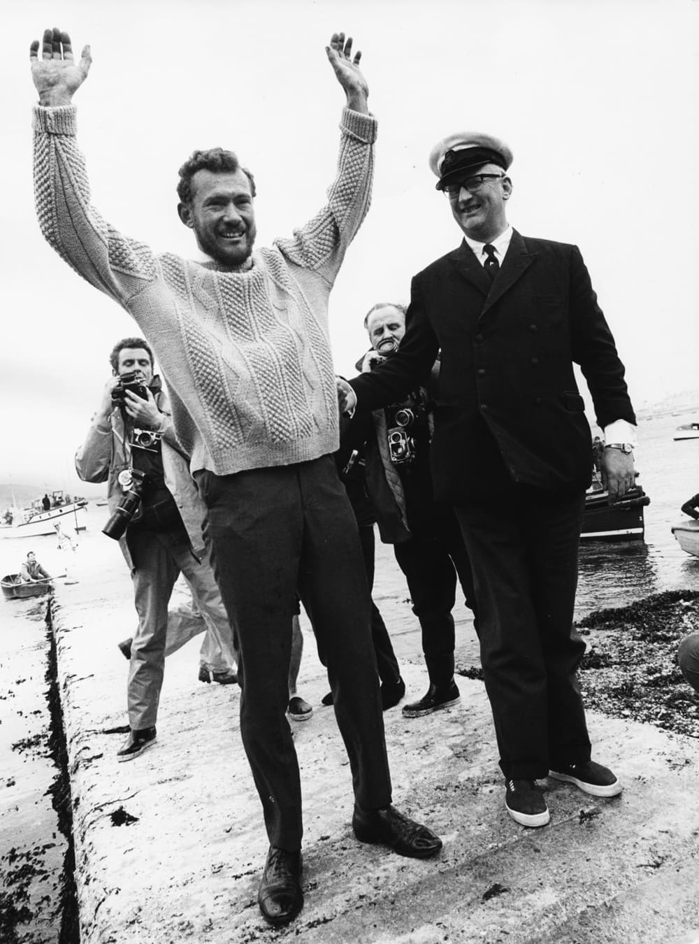 Robin Knox Johnston levant les bras suite à son arrivée au Golden Globe Challenge