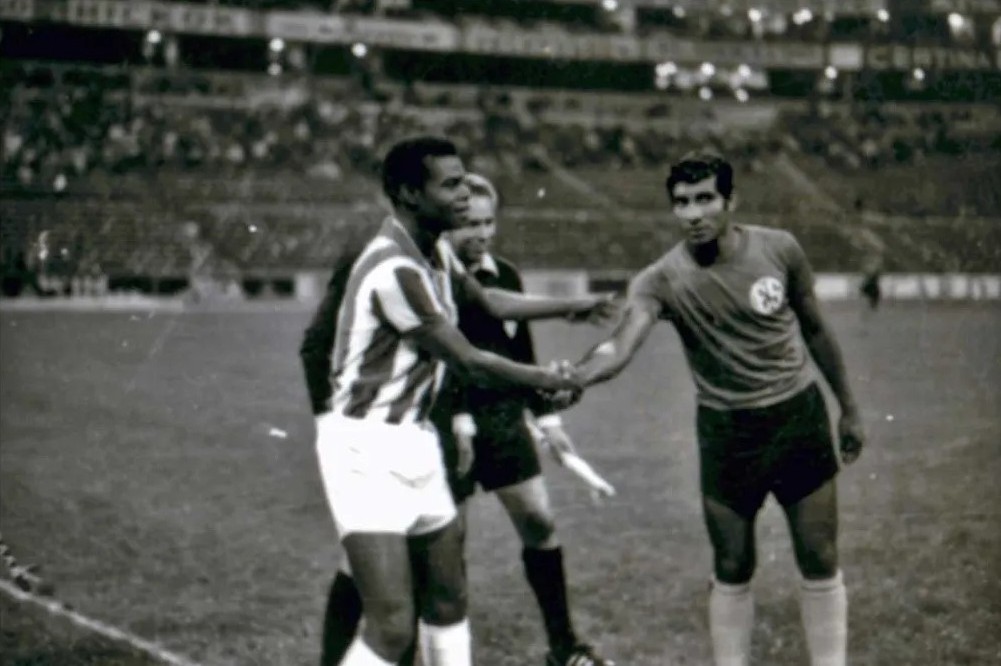 Serrage de mains entre deux joueurs honduriens et salvadoriens avant le coup d'envoi à Mexico