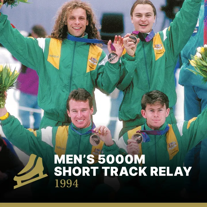 Les 4 patineurs australiens tout sourires arborant fièrement leur médaille de bronze sur le podium des JO de Lillehammer en 1994