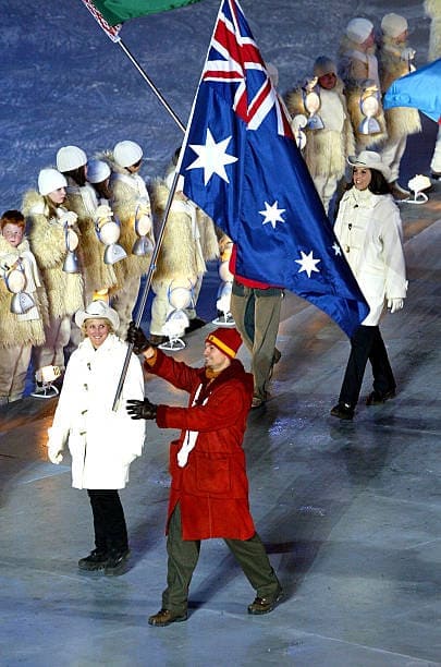 Photo de Steven Bradbury, porte-drapeau de l'Australie lors de la cérémonie de clôture des Jeux de Salt Lake City en 2002