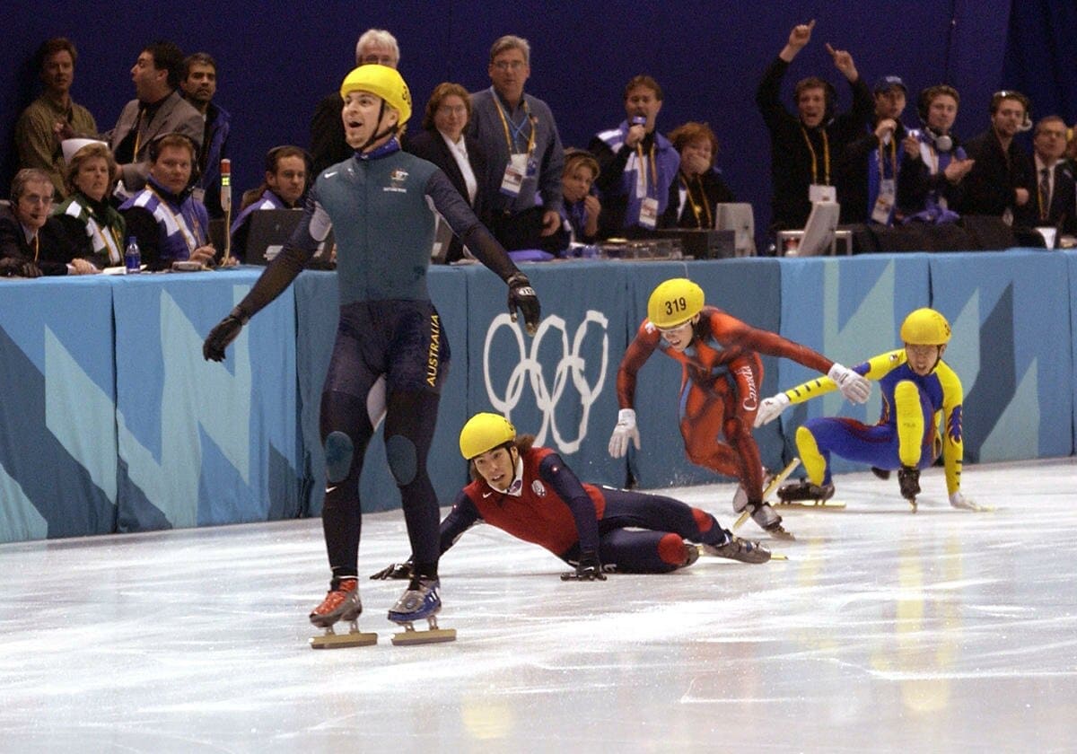 Steven Bradbury levant les bras en gagnant la médaille d'or aux Jeux de Salt Lake City
