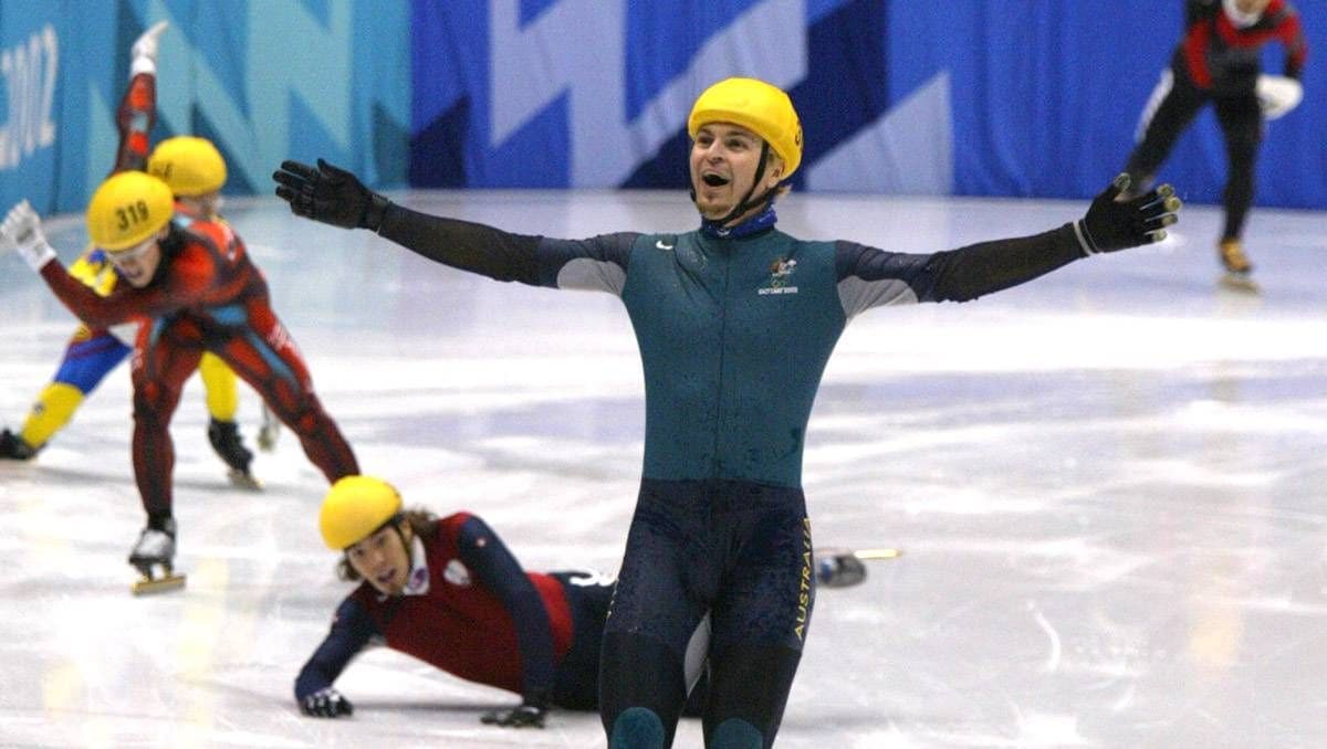 Steven bradbury franchissant la ligne les bras levés lors de la finale de l'épreuve de 1000m aux JO de Salt Lake City en 2002