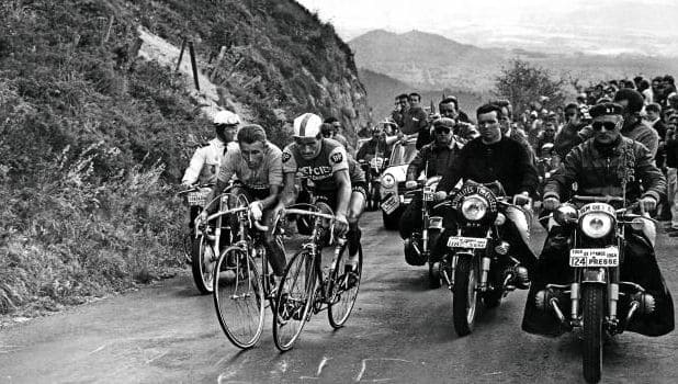 Anquetil et Poulidor, épaule contre épaule, sur les pentes du Puy-de-Dôme