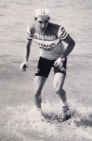 Louis Rostollan en plein rafraîchissement dans la mer Méditerrannée
