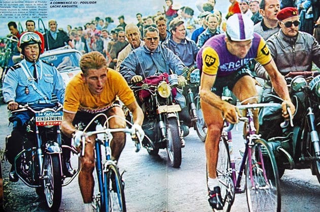 Photo colorisée d'Anquetil et Poulidor sur les pentes du Puy-de-Dôme