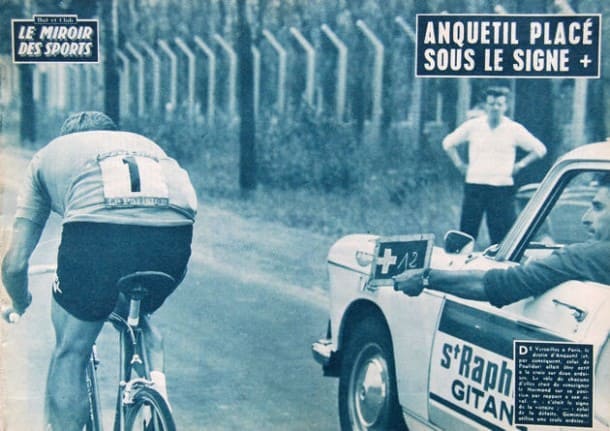 Anquetil durant le contre-la-montre final vers Paris avec Geminiani lui indiquant son avance grâce à une ardoise