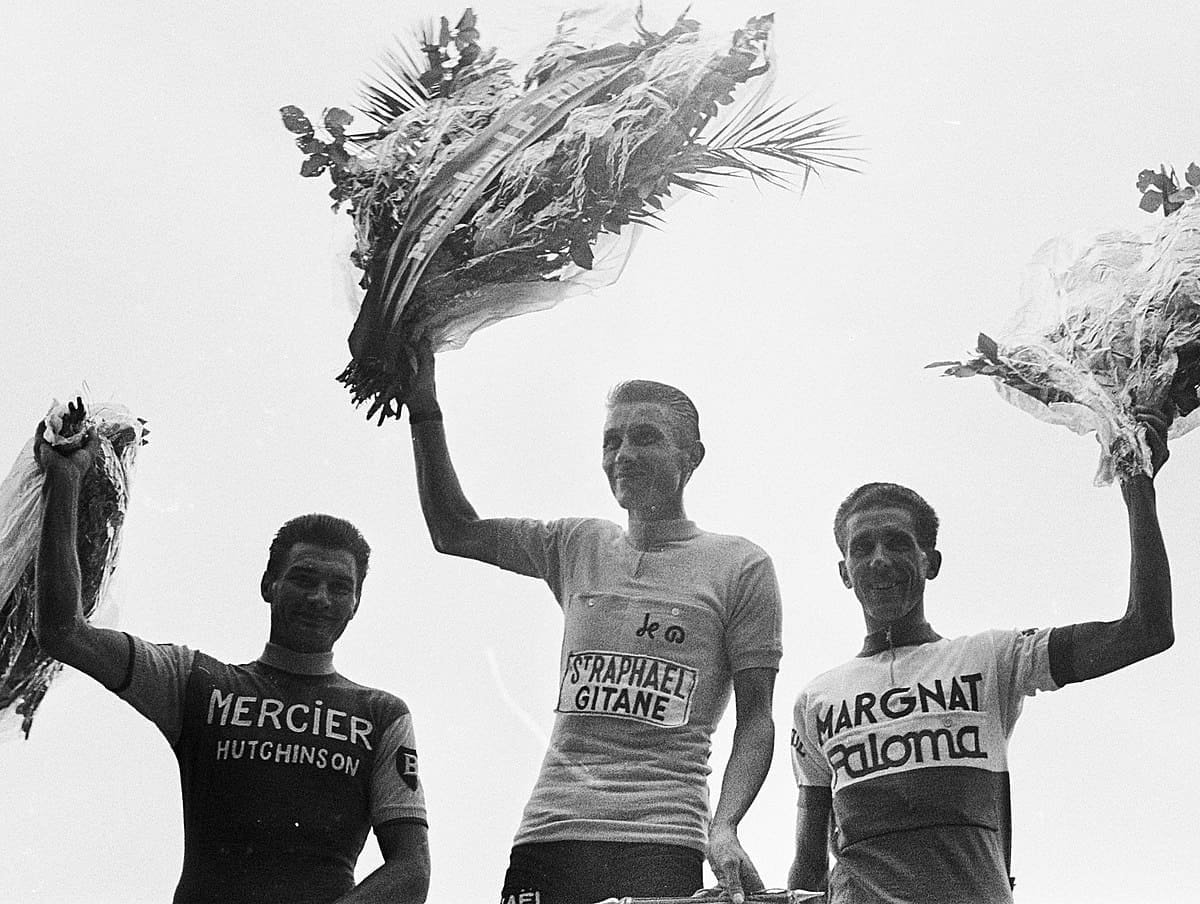 Photo du podium final du Tour de France 1964 avec Poulidor, Anquetil et Bahamontes