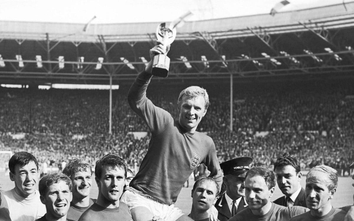 Bobby Moore soulevant le Trophée Jules Rimet suite à la victoire de l'Angleterre durant la Coupe de Monde 1966