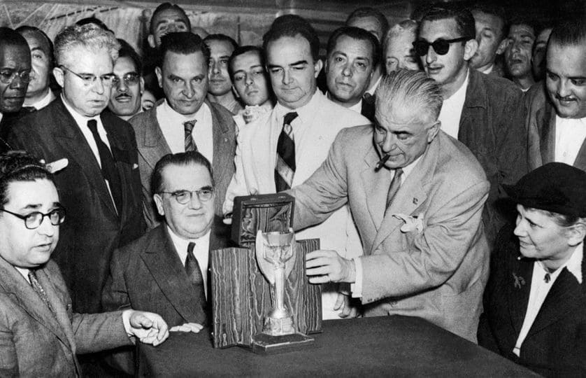 Le Trophée Jules Rimet présenté à des représentants de la Fédération Brésilienne de Football
