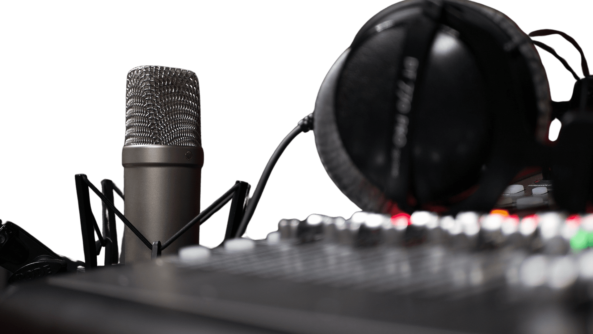 Photo d'un micro de podcast avec un casque et une table de son